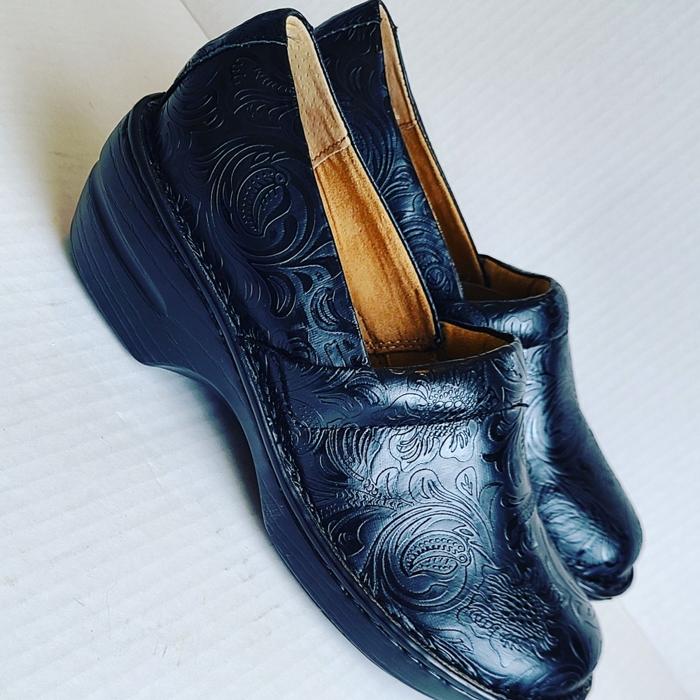 NWOT BASS CLOG SLIP ONS  Size 8.5